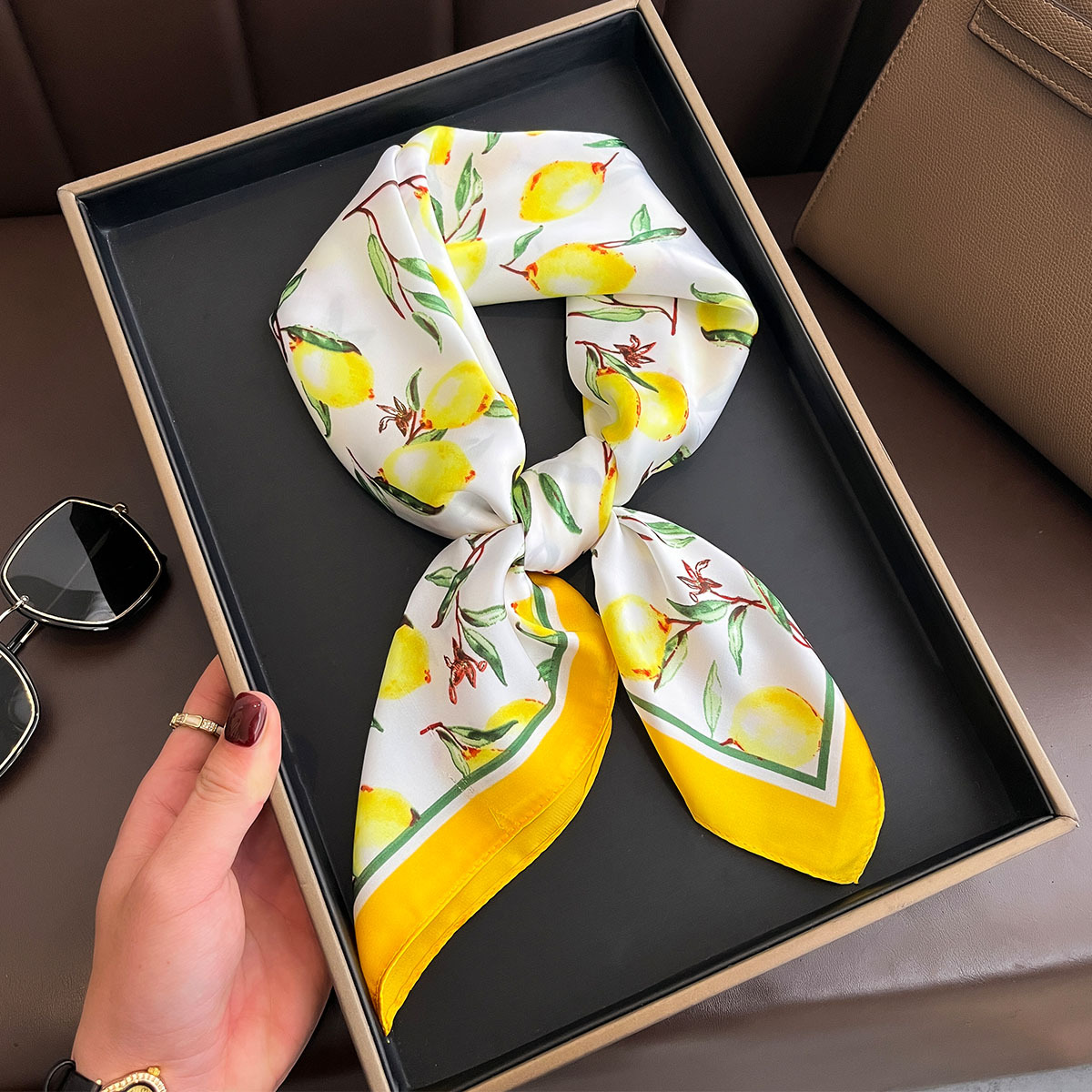 2025 New Yellow Lemon Print Sq - Ascot Neck Scarf recension och pris
