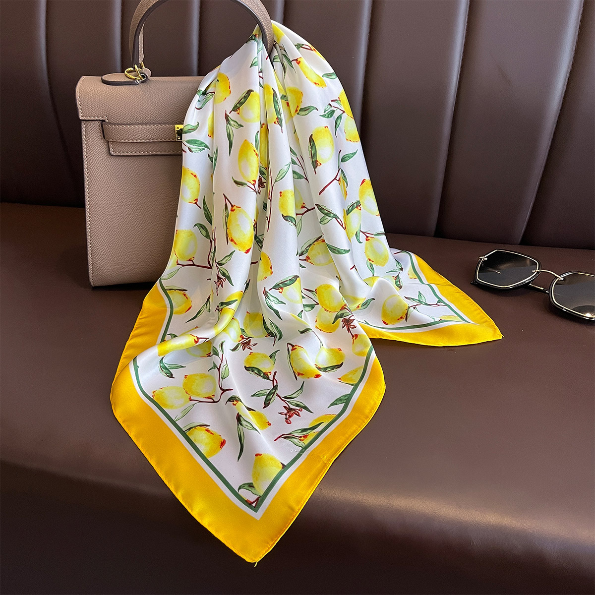 2025 New Yellow Lemon Print Sq - Ascot Neck Scarf recension och pris